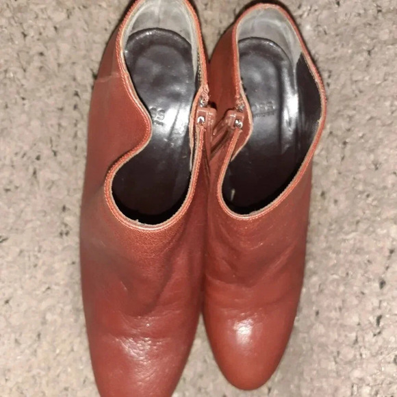 HOSS INTROPIA-ANTHROPOLOGIE-Mahogany Leather-Curved Heel Booties-Sz 39-Excellent - Picture 6 of 7